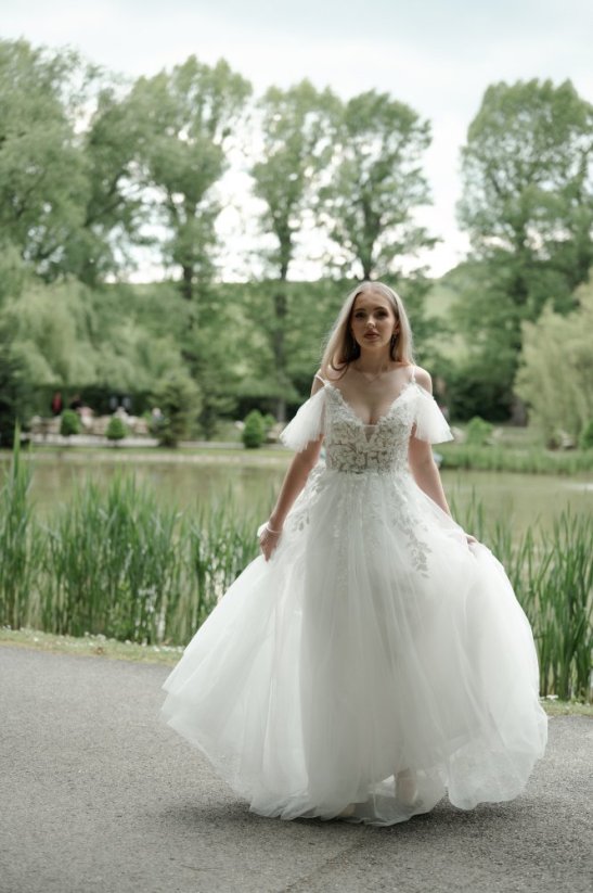 Adele - Farba šiat: Ivory, Veľkosť šiat: 36, Typ viazania: Zips