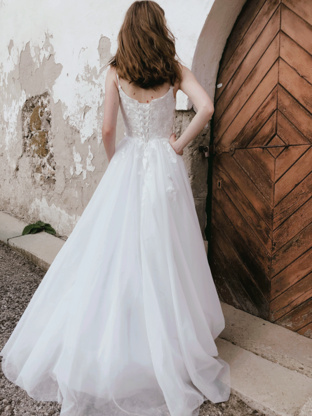 Aurélia - Farba šiat: Ivory, Veľkosť šiat: 38, Typ viazania: Šnurovačka