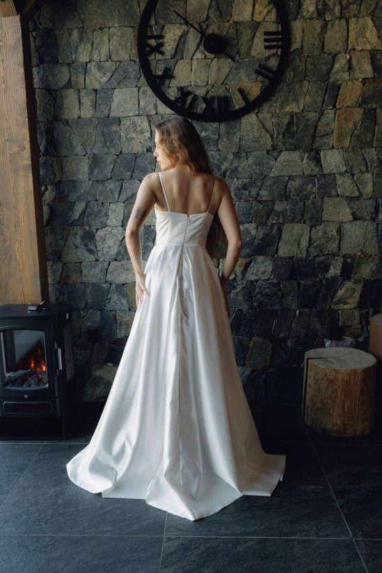 CHLOE - Farba šiat: Ivory, Veľkosť šiat: 40