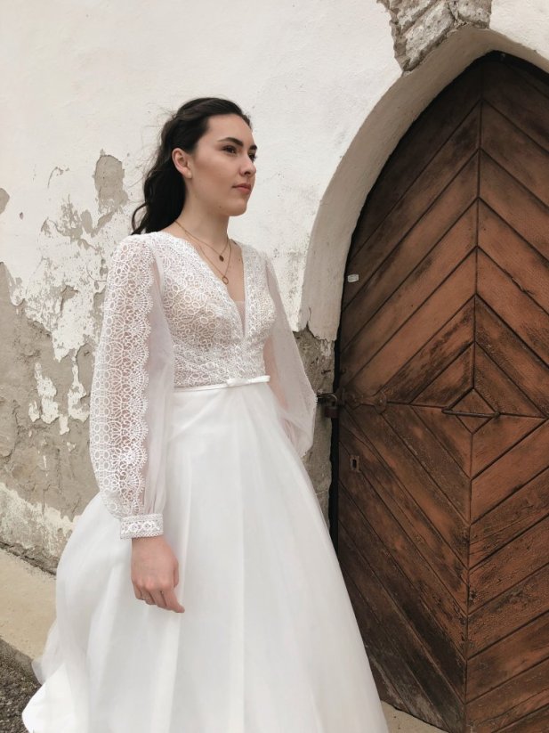Ester - Farba šiat: Ivory, Veľkosť šiat: 34, Typ viazania: Šnurovačka