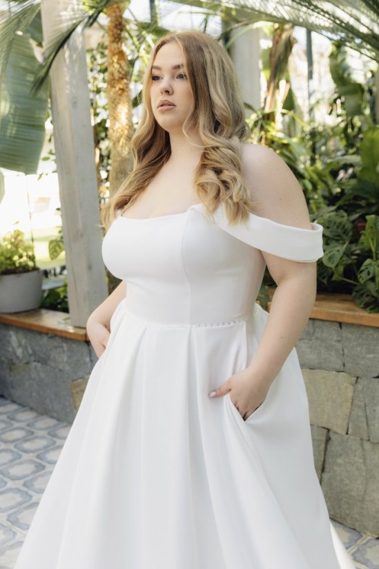 CARMEN - Farba šiat: Ivory, Veľkosť šiat (PLUS SIZE): 48, Typ viazania: Šnurovačka