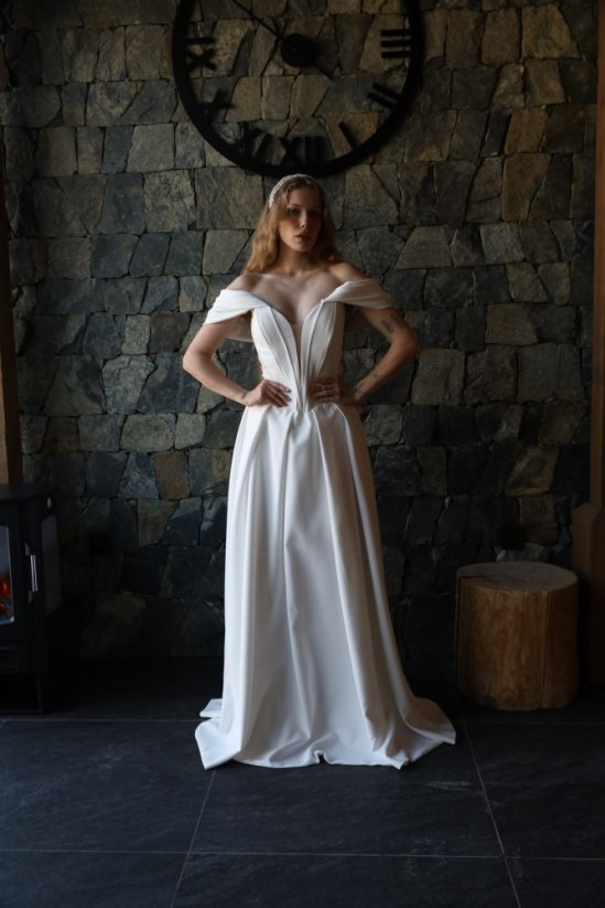 LEONA - Farba šiat: Ivory, Veľkosť šiat: 38, Typ viazania: Šnurovačka