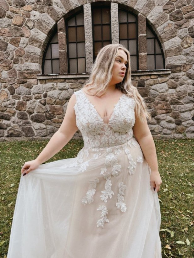 Lucia PLUS SIZE - Farba šiat: Champagne, Veľkosť šiat (PLUS SIZE): 44, Typ viazania: Šnurovačka