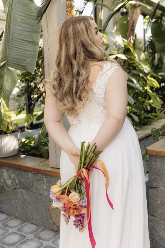 LAURA - Farba šiat: Ivory, Veľkosť šiat (PLUS SIZE): 48, Typ viazania: Šnurovačka