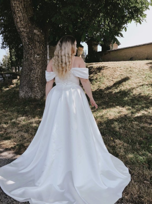Carmen PLUS SIZE - Farba šiat: Ivory, Veľkosť šiat (PLUS SIZE): 46, Typ viazania: Šnurovačka