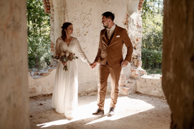 Lívia - Farba šiat: Ivory, Veľkosť šiat: 42, Typ viazania: Šnurovačka