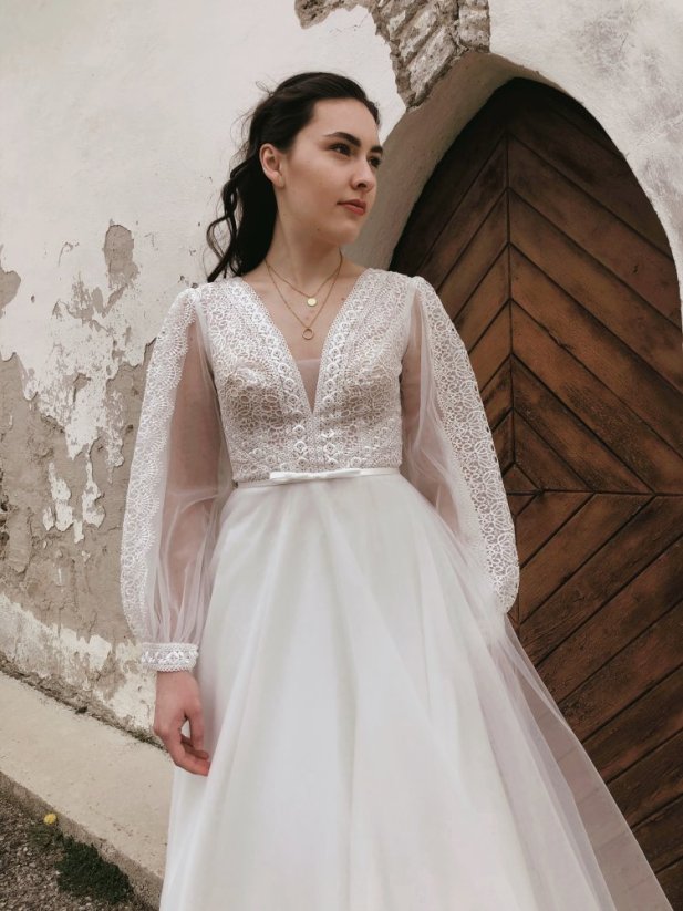 Ester - Farba šiat: Ivory, Veľkosť šiat: 34, Typ viazania: Šnurovačka