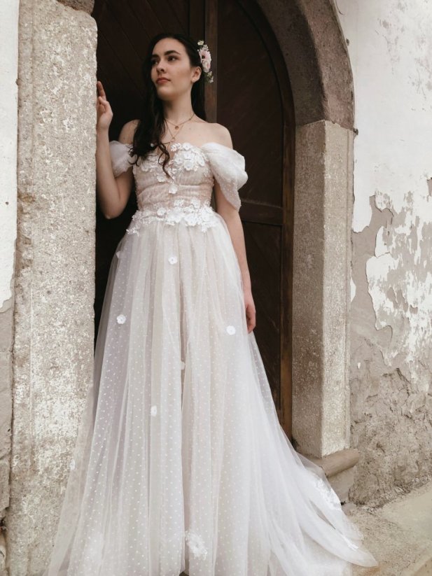 Francesca - Farba šiat: Champagne, Veľkosť šiat: 36, Typ viazania: Šnurovačka