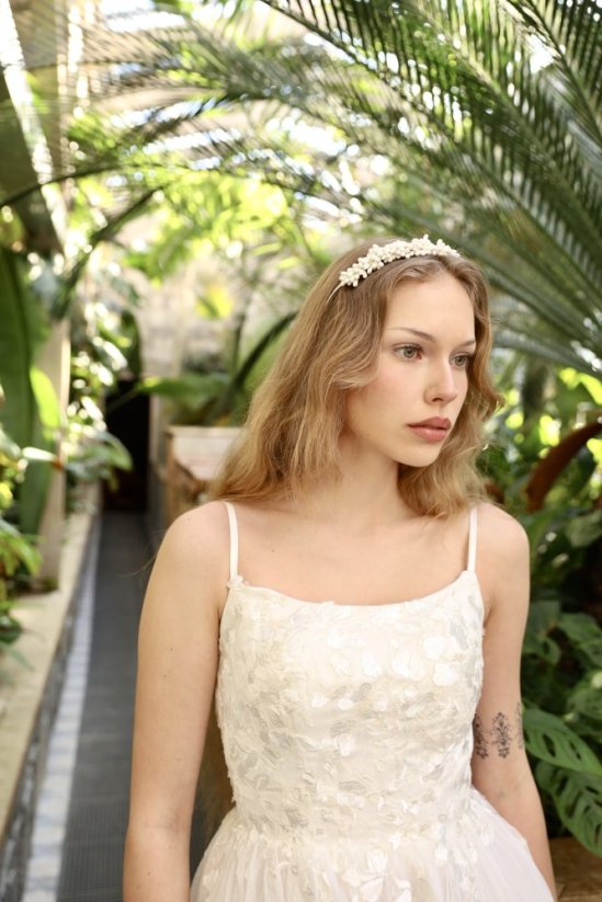 AURÉLIA - Farba šiat: Ivory, Veľkosť šiat: 38, Typ viazania: Šnurovačka