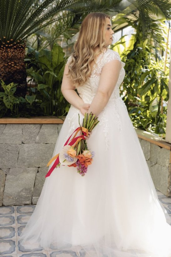 LAILA - Farba šiat: Ivory, Veľkosť šiat (PLUS SIZE): 46, Typ viazania: Šnurovačka