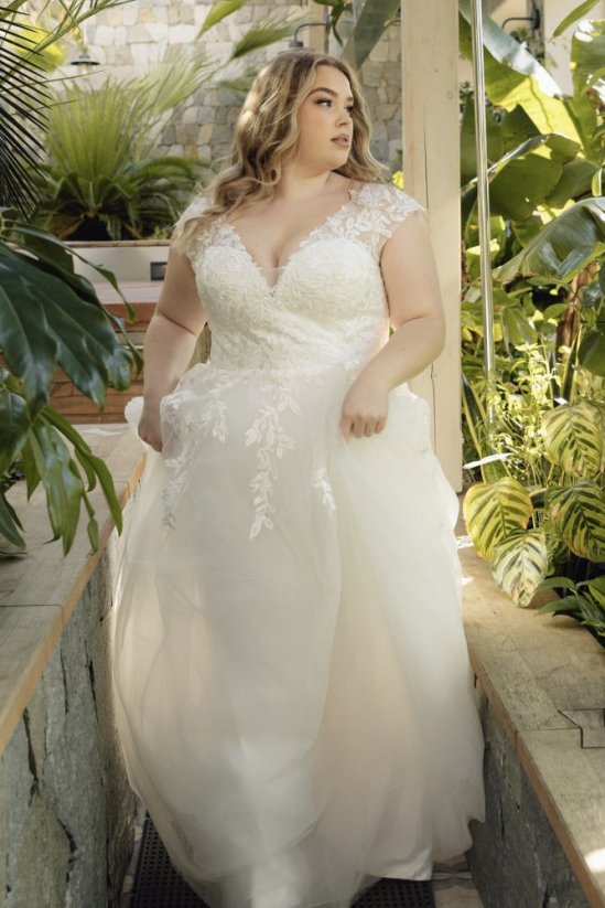 LAILA - Farba šiat: Ivory, Veľkosť šiat (PLUS SIZE): 46, Typ viazania: Šnurovačka