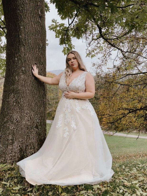 Lucia PLUS SIZE - Farba šiat: Champagne, Veľkosť šiat (PLUS SIZE): 44, Typ viazania: Šnurovačka