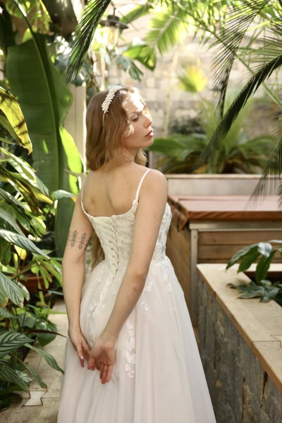 AURÉLIA - Farba šiat: Ivory, Veľkosť šiat: 38, Typ viazania: Šnurovačka