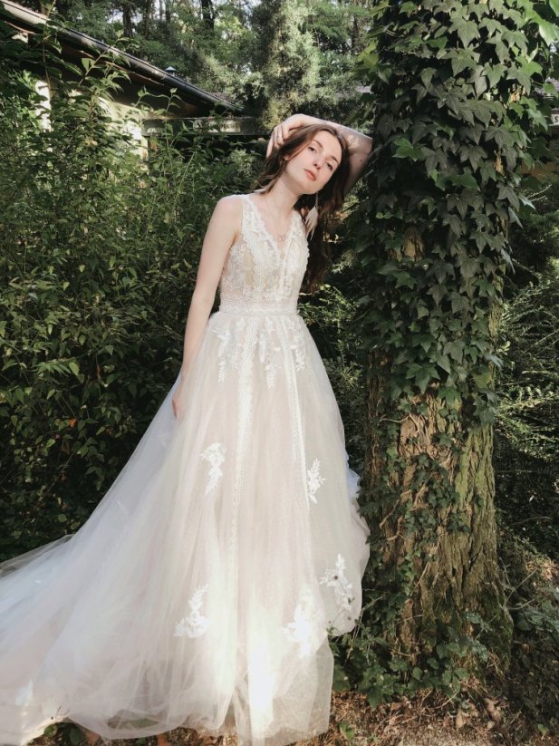 RUSALKA - Farba šiat: Champagne, Veľkosť šiat: 40, Typ viazania: Šnurovačka
