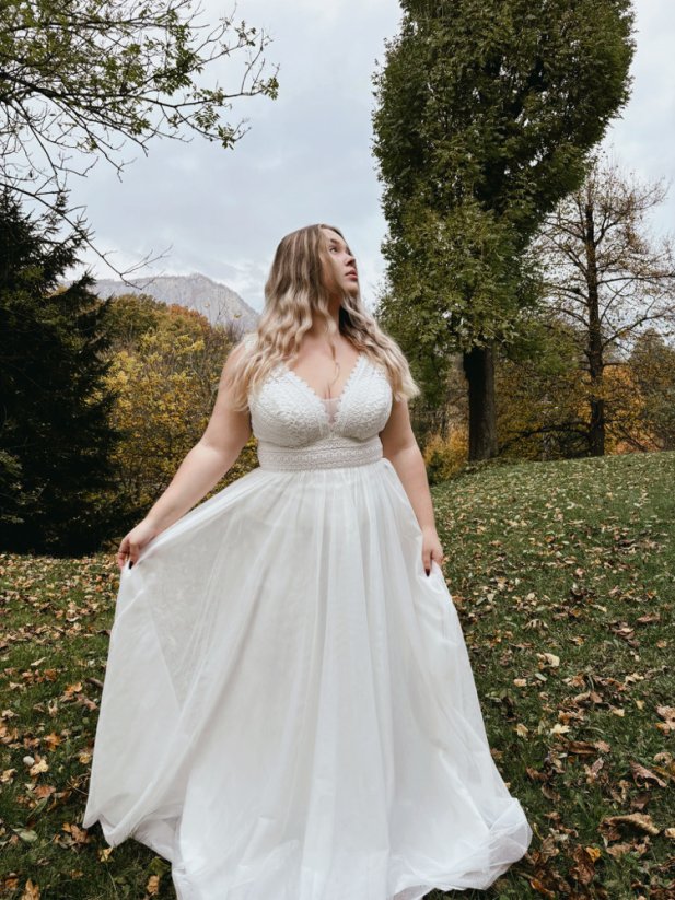 Lesná víla PLUS SIZE - Farba šiat: Ivory, Veľkosť šiat (PLUS SIZE): 48, Typ viazania: Šnurovačka