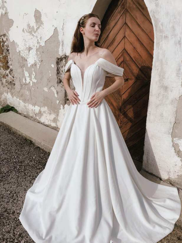 Leona - Farba šiat: Ivory, Veľkosť šiat: 38, Typ viazania: Šnurovačka