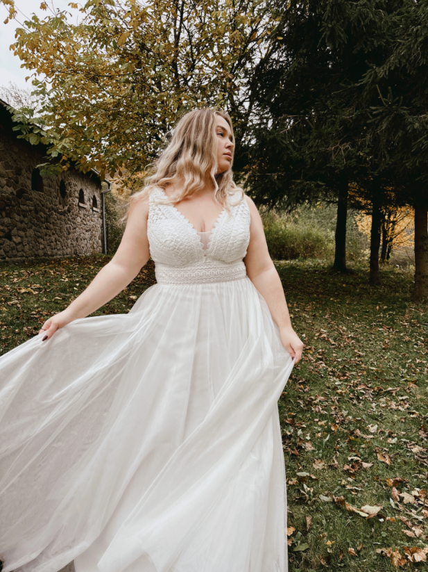 LESNÁ VÍLA - Farba šiat: Ivory, Veľkosť šiat (PLUS SIZE): 46, Typ viazania: Šnurovačka