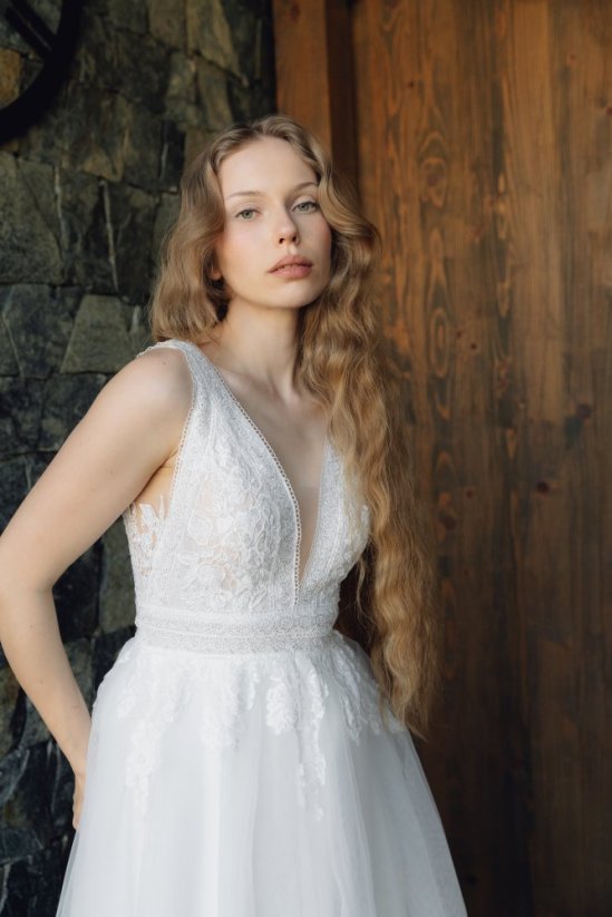 LESANA - Farba šiat: Ivory, Veľkosť šiat: 44, Typ viazania: Šnurovačka