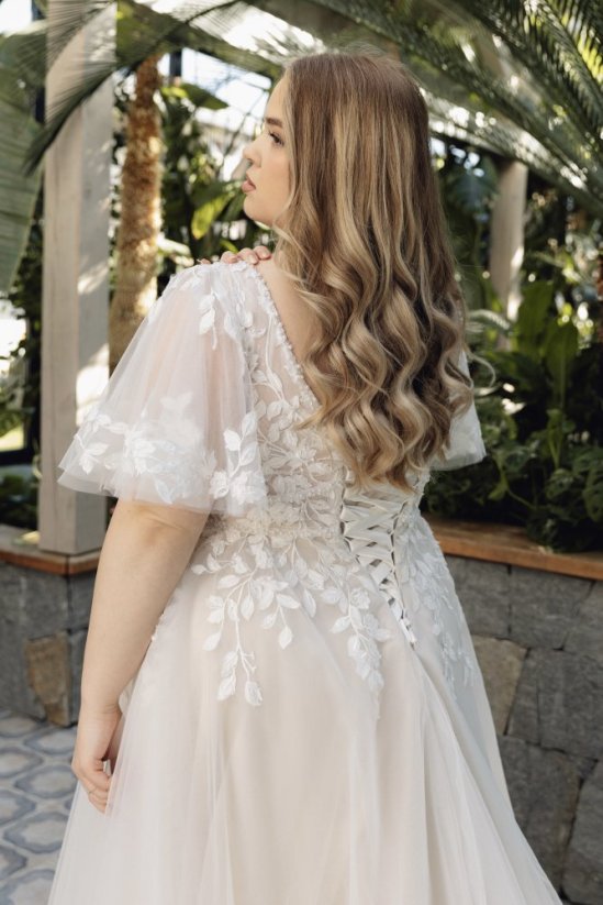 SASHA - Farba šiat: Champagne, Veľkosť šiat (PLUS SIZE): 50, Typ viazania: Šnurovačka