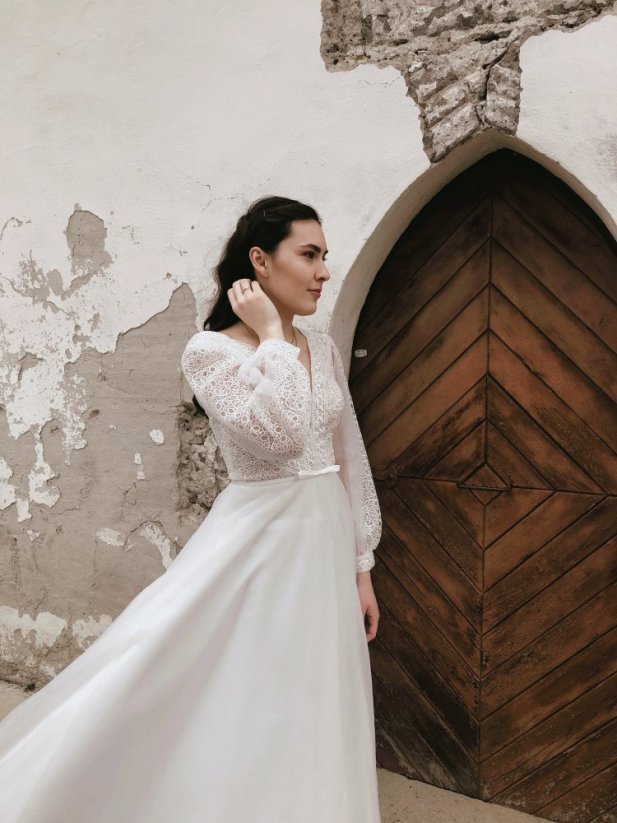Ester - Farba šiat: Ivory, Veľkosť šiat: 34, Typ viazania: Šnurovačka