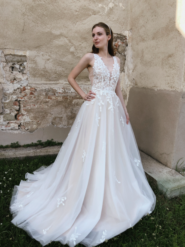 Liana - Farba šiat: Ivory, Veľkosť šiat: 42, Typ viazania: Šnurovačka