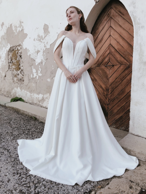 LEONA - Farba šiat: Ivory, Veľkosť šiat: 40, Typ viazania: Šnurovačka