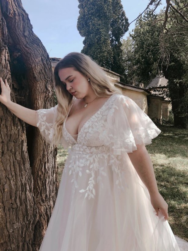 Sasha PLUS SIZE - Farba šiat: Champagne, Veľkosť šiat (PLUS SIZE): 46, Typ viazania: Šnurovačka